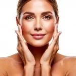 Cosmétique Maison : Ingrédients Naturels 4 Une Femme mains sur le visage avec une expression de bien être