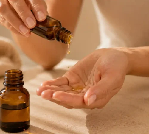 Quelle huile végétale pour massage relaxant maison Huile végétale versée dans la paume avant un massage relaxant à domicile
