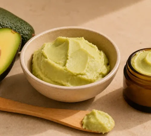 Les 10 bienfaits du beurre d'avocat pour la peau et les cheveux avec beurre d'avocat, avocat frais et pot cosmétique.